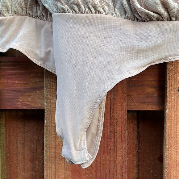 BCBGMAXAZRIA Bare Pink Python Print Faux Wrap Front Snake Print Bodysuit Sz L - Picture 8 of 16